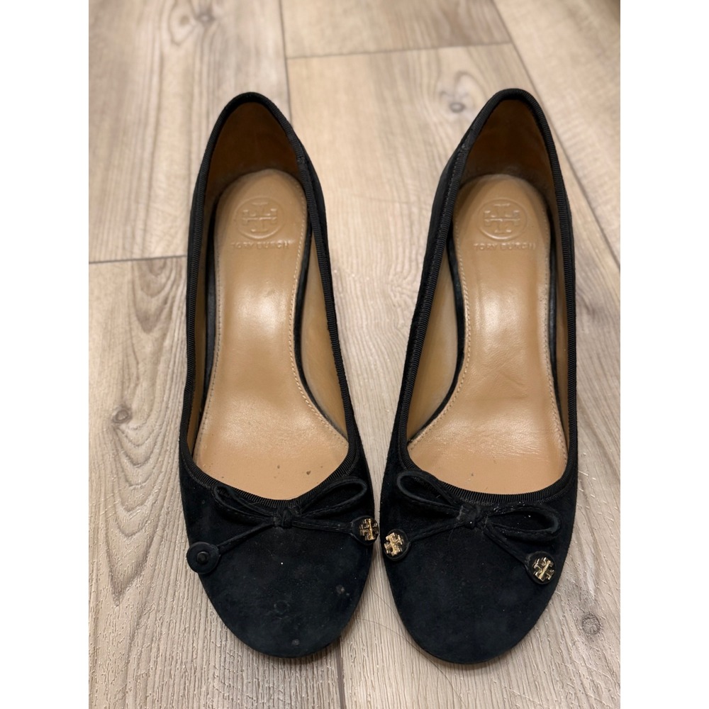 Tory Burch Laila Black Suede Round Toe Block Heel Bow Pumps Gold Logo Size 7